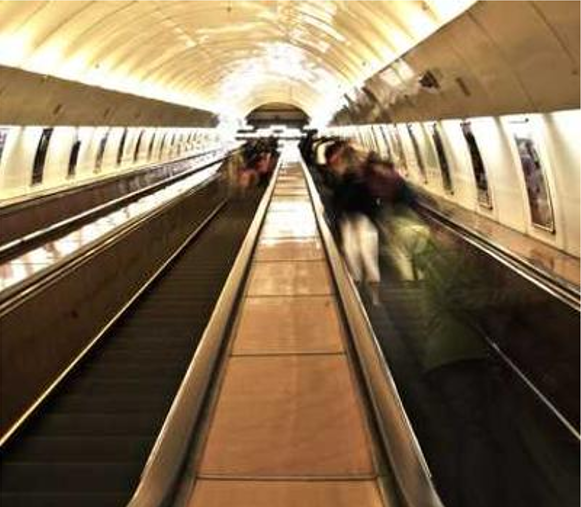 een roltrap in een metrostation